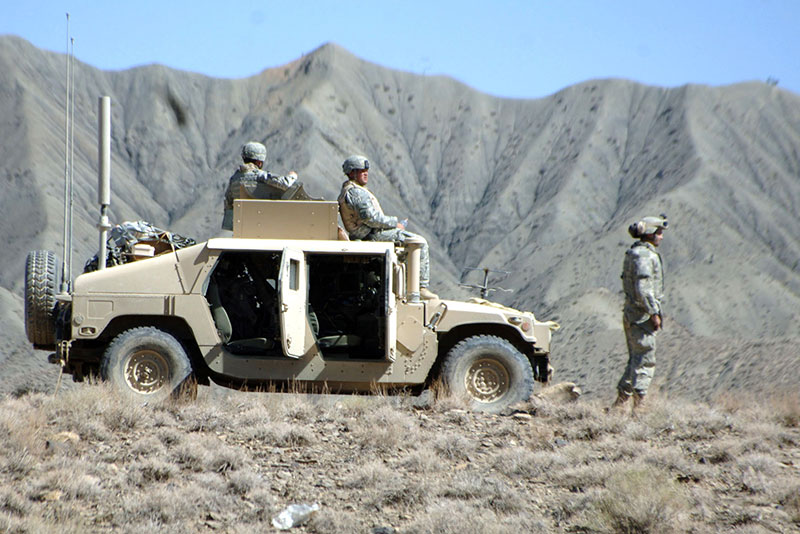 HMMWV with soldiers and CREW Duke Antenna