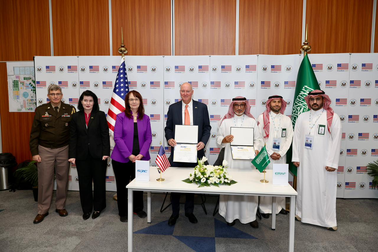 Picture of the signing ceremony announcing the joint venture